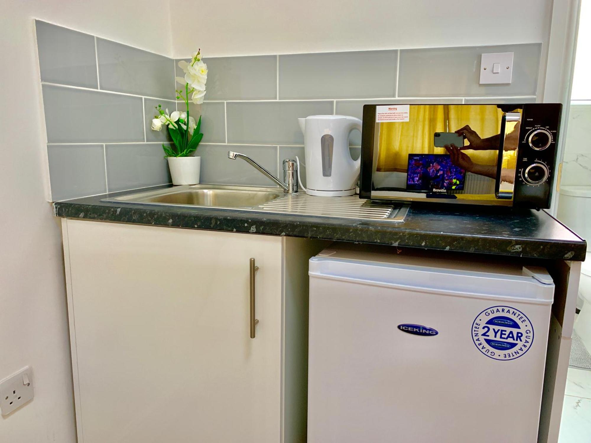 London Studio Apartments, Private Bathroom, Kitchenette, Parking, Np2 Экстерьер фото
